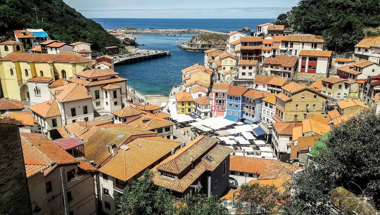 Casas de colores sobre el puerto de Cudillero, Asturias