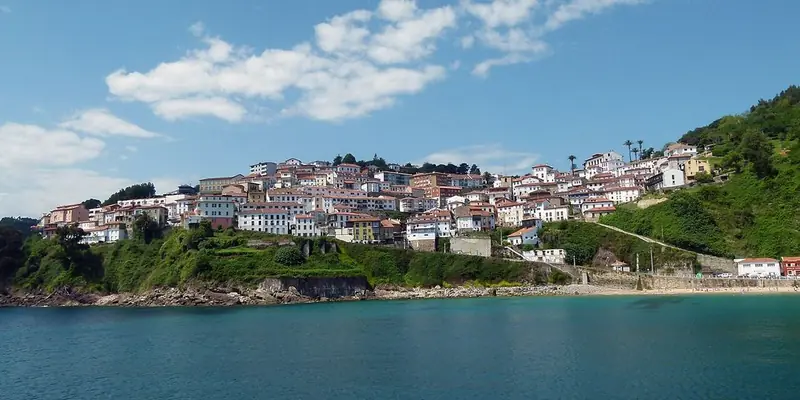 Las casas de Lastres frente al mar Cantábrico