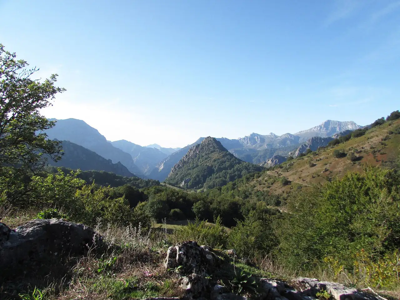 Prados verdes y montañas de los Picos de Europa en Asturias