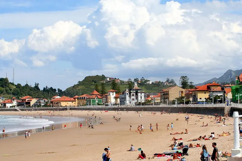 Viviendas frente a la playa de Ribadesella